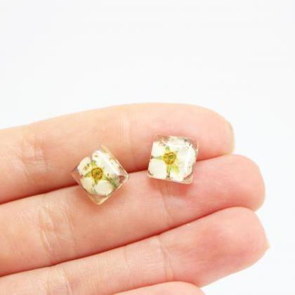 White flower stud earrings, minimal..