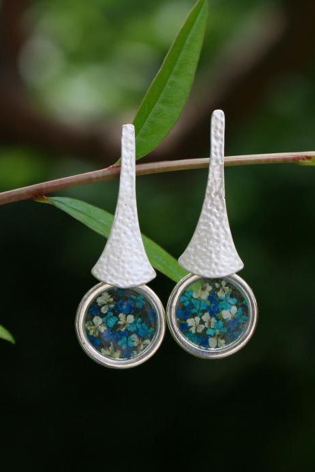 Pressed flower earrings, real flower earrings resin, blue wedding earrings for brides, bridal earrings blue, unique earrings dangle gifts